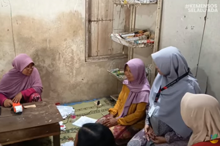 Penyaluran bantuan sosial (bansos) kepada para penerima manfaat.