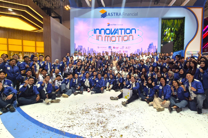 Tim Astra Financial GIIAS 2025 pada acara seremonial penutupan booth di ICE BSD Tangerang, sekaligus mengundang masyarakat untuk hadir di GIIAS Surabaya pada 27-31 Agustus 2025 mendatang.