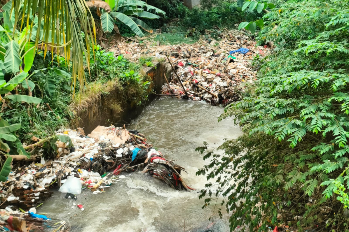 Kondisi aliran Kali Pesanggrahan di bawah Jembatan Serong Kota Depok yang dipenuhi sampah.
