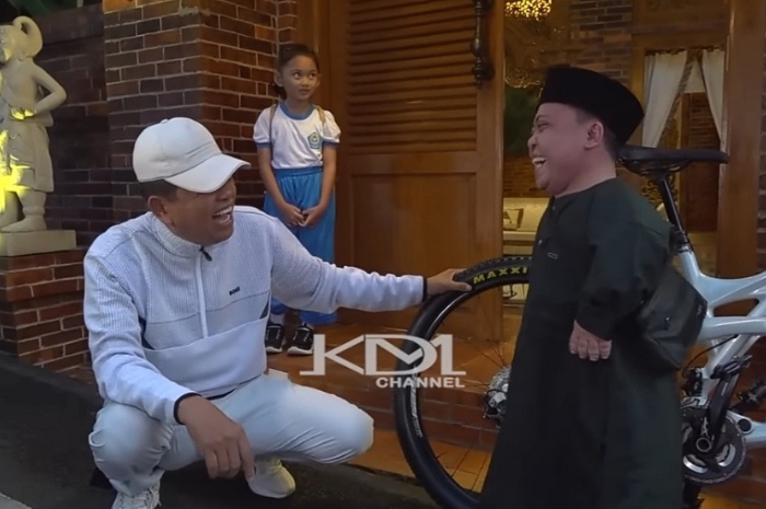 Gubernur Jawa Barat Dedi Mulyadi berbincang dengan Ustadz Hamdan asal Cianjur. &nbsp;