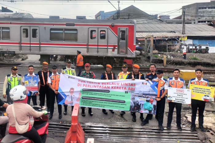 Sosialisasi tata tertib bagi pengendara yang melintas di perlintasan kereta api.