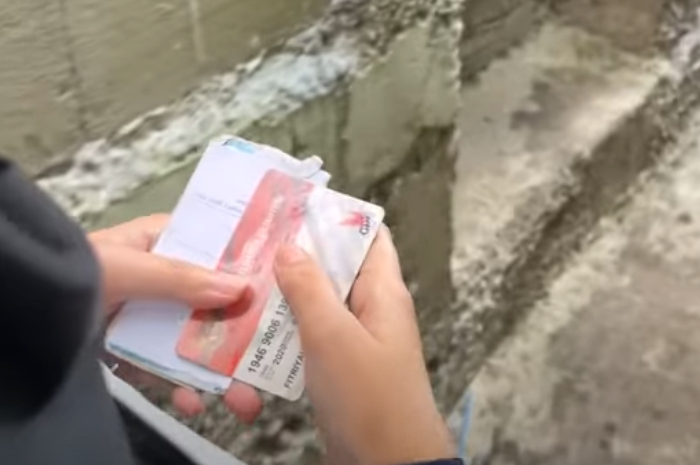 Masyarakat penerima bansos membawa kartu KKS untuk pencairan.