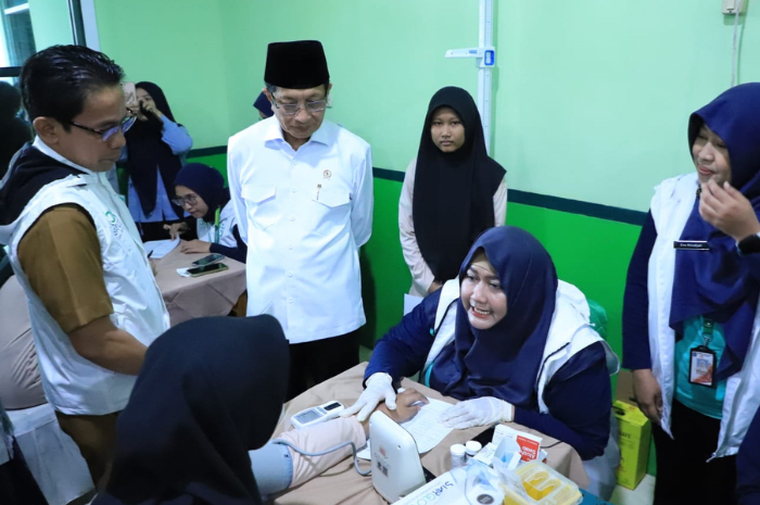 Menteri Agama Nasaruddin Umar turun tangan untuk cek kesehatan gratis di pesantren.