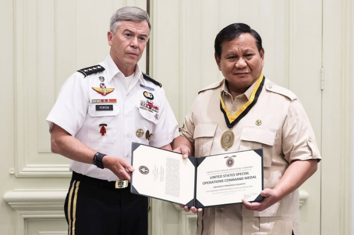 Presiden Republik Indonesia, Prabowo Subianto menerima cinderamata dari Komandan Komando Khusus Amerika Serikat Jenderal Bryan P. Fenton.