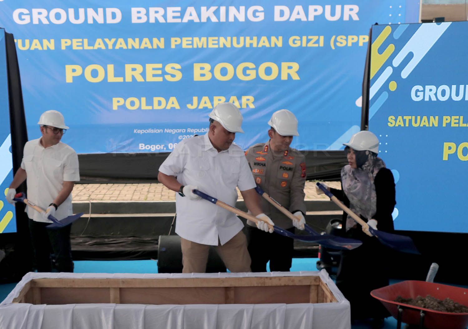 Bupati Bogor, Rudy Susmanto, Kapolres Bogor AKBP Wikha Ardilestanto, Dandim 0621 Letkol Inf Henggar Triwahono saat peletakan batu pertama pembangunan Dapur SPPG, Rabu 6 Agustus 2025.