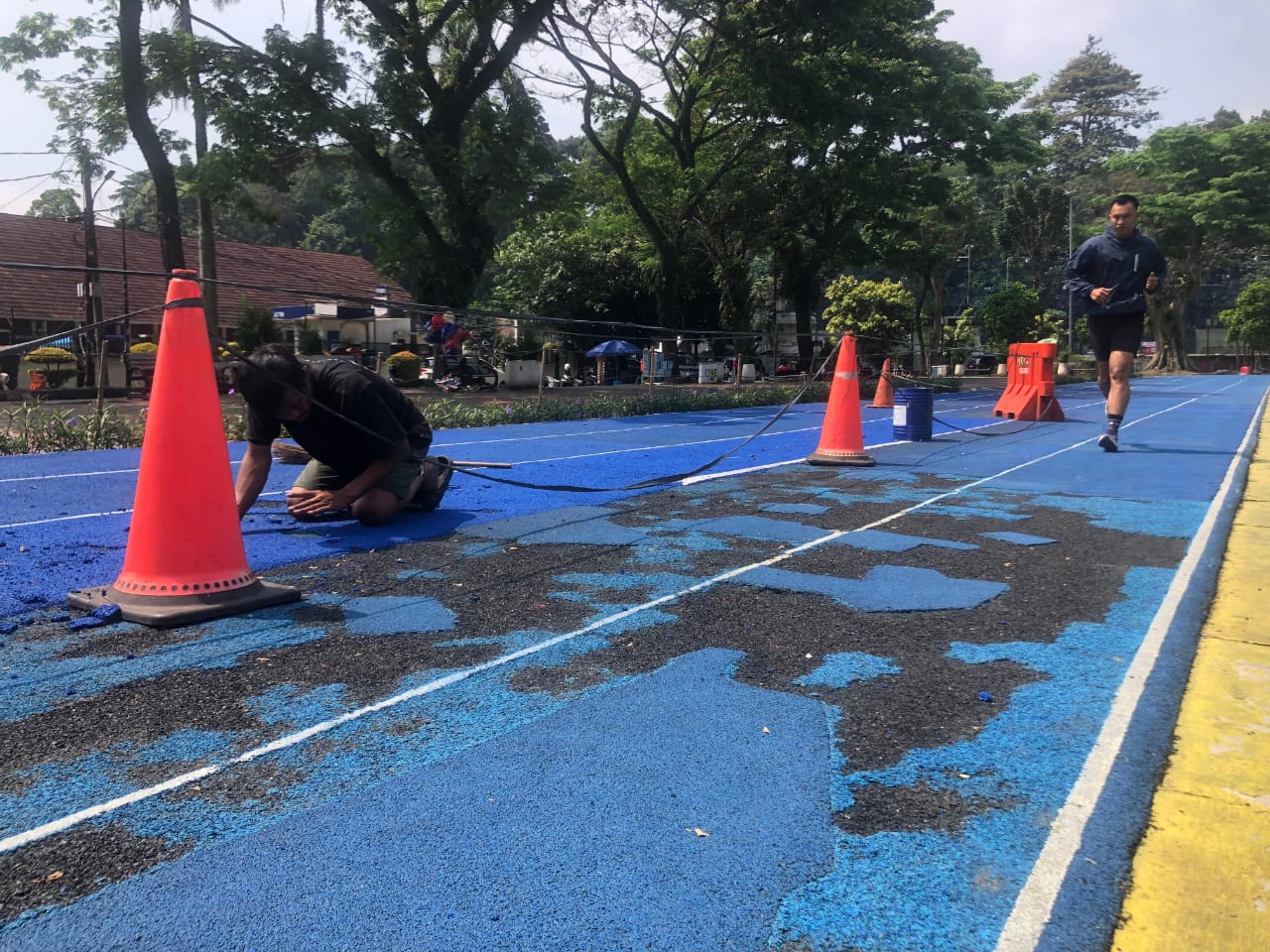 Perbaikan rubber lintasan untuk atletik di Lapangan Sempur Bogor