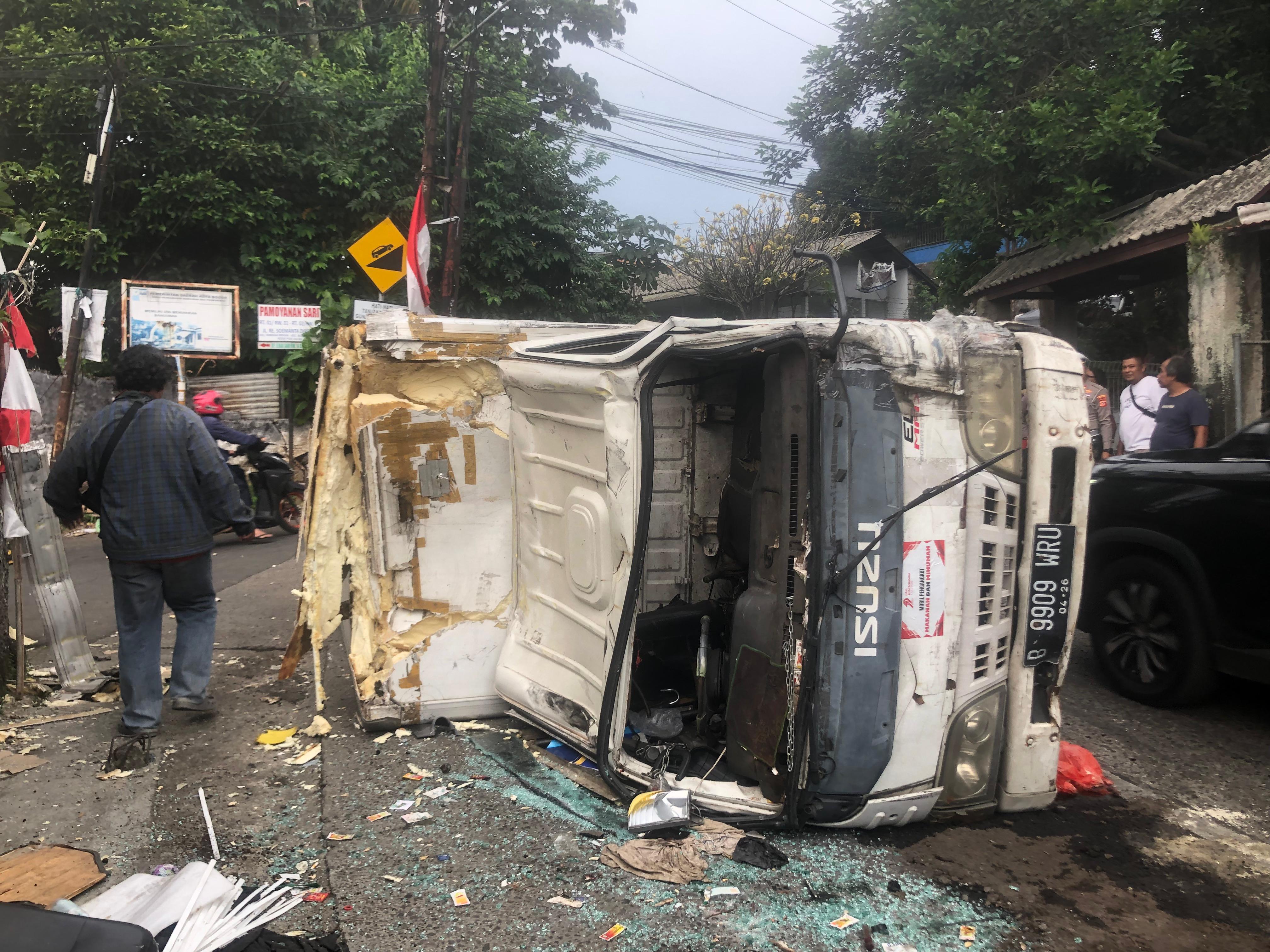 Akibat gagal ngerem, truk terguling di Tanjakan Gudang, Kecamatan Bogor Selatan, Kota Bogor.