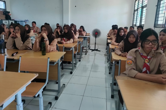 Ilustrasi, siswa SMKN 3 Kota Depok sedang mengikuti KBM. Sekolah diminta sukseskan program cek kesehatan gratis.