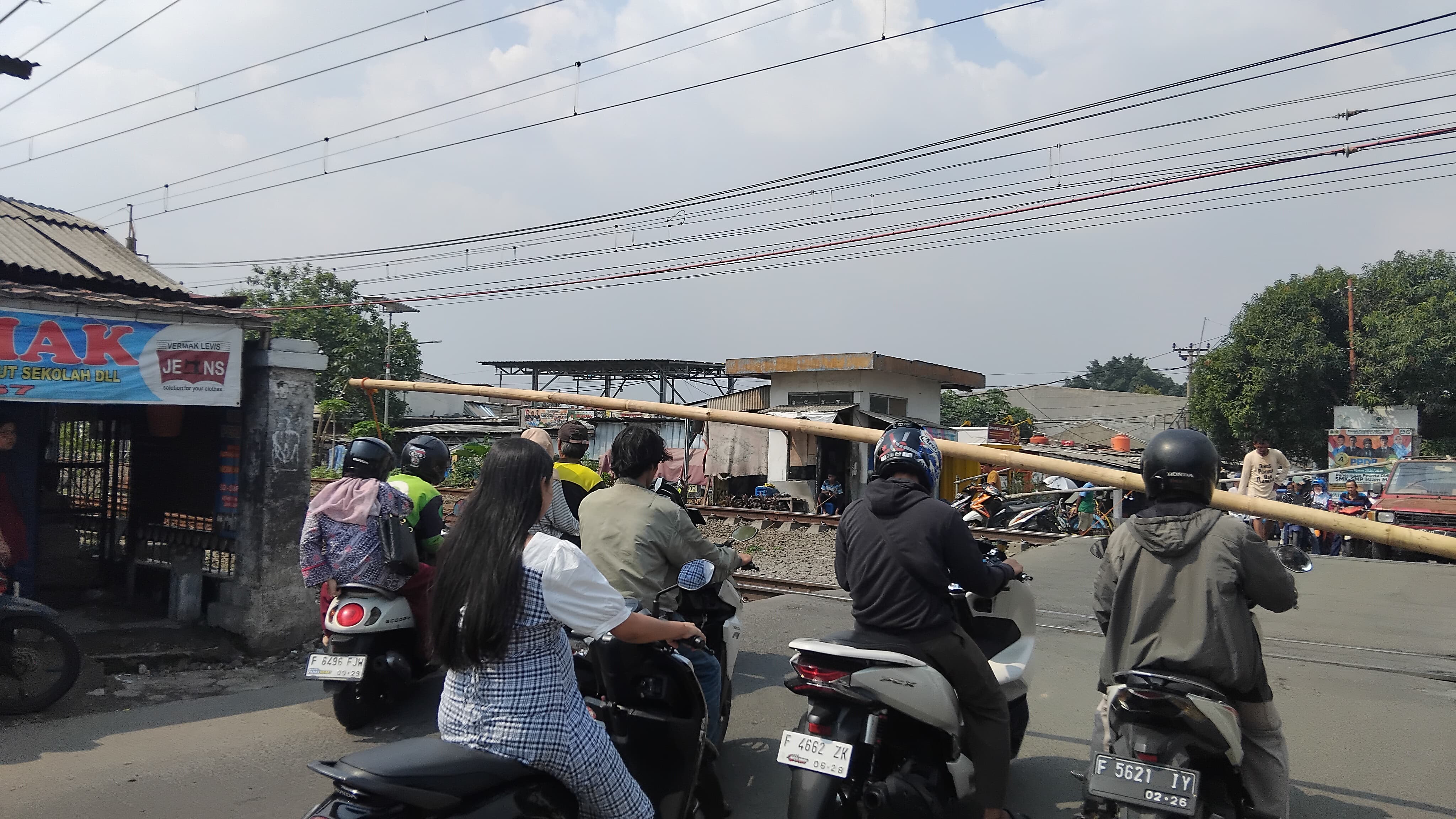 Kondisi perlintasan kereta api di Jalan Pasar Baru, Desa Kedung Waringin, Kecamatan Bojonggede, Kabupaten Bogor, yang masih menggunakan bambu.