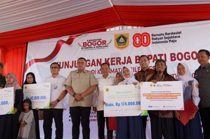 Bupati Bogor membuka kegiatan gebyar pelayanan publik untuk memperingati Hari Ulang Tahun ke-80 Kemerdekaan Republik Indonesia