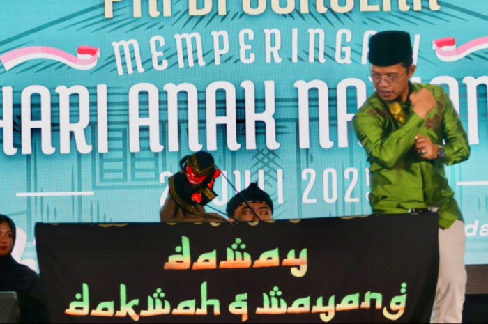 Guru Pendidikan Agama Islam dari SMK Negeri 10 Bandung,&nbsp;Ramdan Juniarsyah&nbsp;adakan&nbsp;Dakwah Wayang.