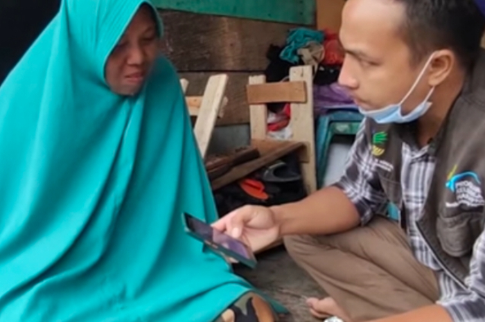 Ilustrasi pendamping sosial ke penerima bansos