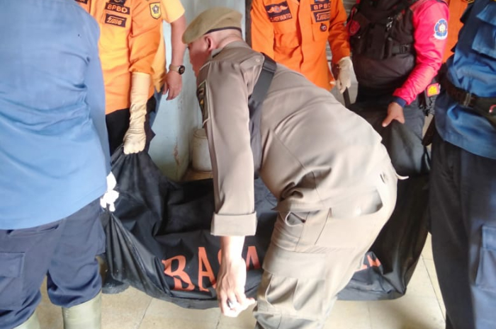 Petugas gabungan saat mengevakuasi jasad pria yang ditemukan di Kali Ciluar.