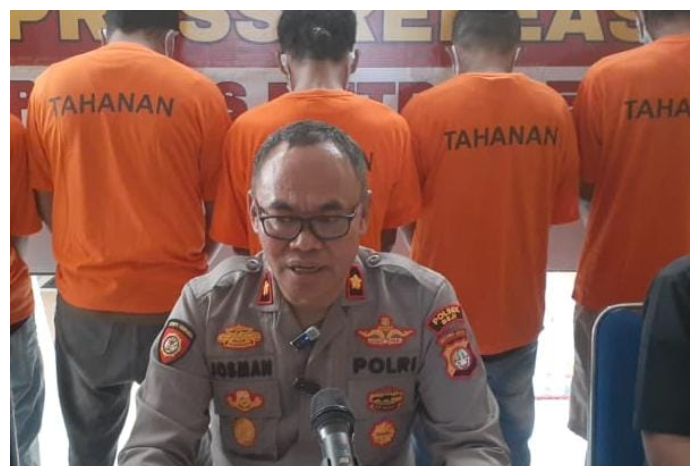Kapolsek Beji, Polres Metro Depok merilis matel yang rampas motor driver ojol.