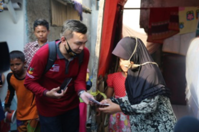 Ilustrasi: Penyaluran bantuan sosial (bansos) kepada penerima manfaat.