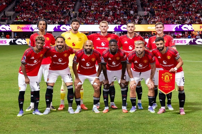 Manchester United menjadi salah satu pesaing kuat di papan atas.