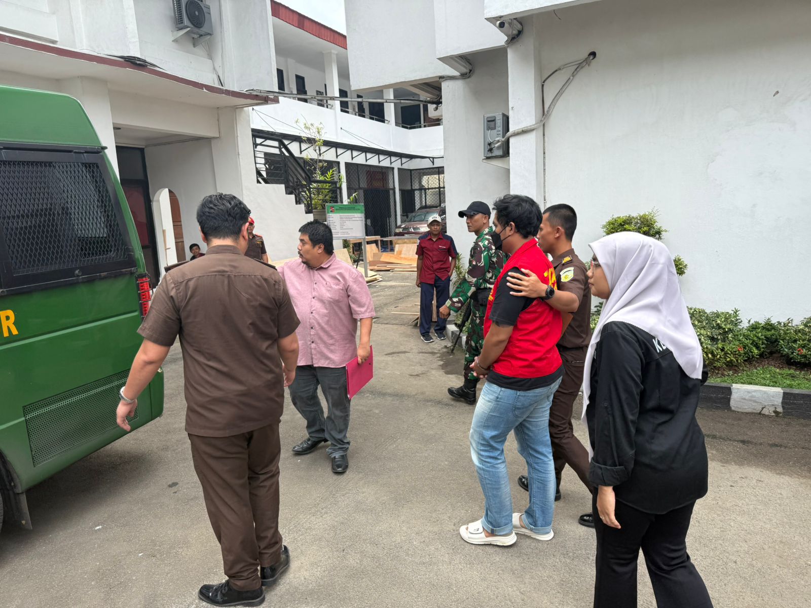 Kejaksaan Negeri Kota Bogor saat meringkus RL, tersangka kasus kredit fiktif di BRI Cabang Kedung Halang Kota Bogor.