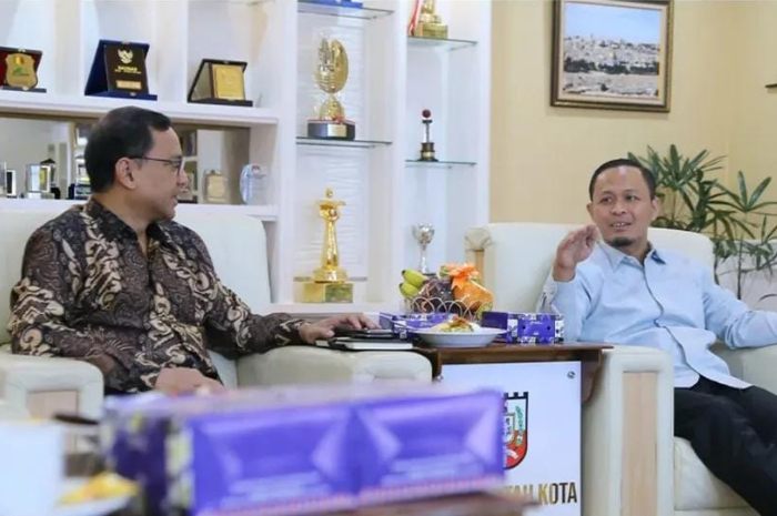 Wali Kota Pekanbaru Agung Nugroho melakukan pertemuan dengan Kepala Arsip Nasional Republik Indonesia (ANRI) Mego Pinandito di ruang kerjanya, Gedung Utama Kompleks Perkantoran Tenayan Raya.
