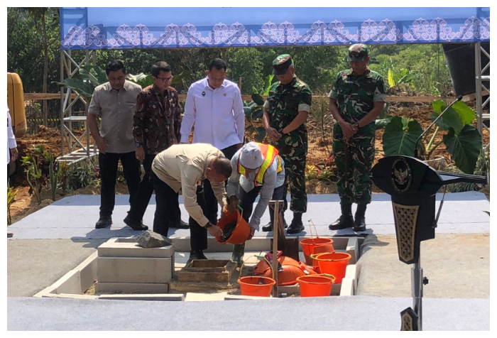Peletakan batu pertama pembangunan SPPG di Desa Cijayanti, Kecamatan Babakan Madang, Kabupaten Bogor, Kamis 7 Agustus 2025.