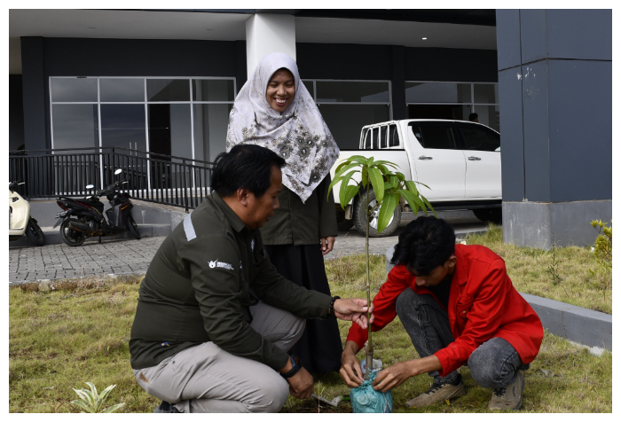 Mahasiswa baru Politeknik Industri Logam Morowali (PILM) menanam pohon di sekitar kawasan Kampus, Kecamatan Bahodopi, Kabupaten Morowali, Kamis 7 Agustus 2025.