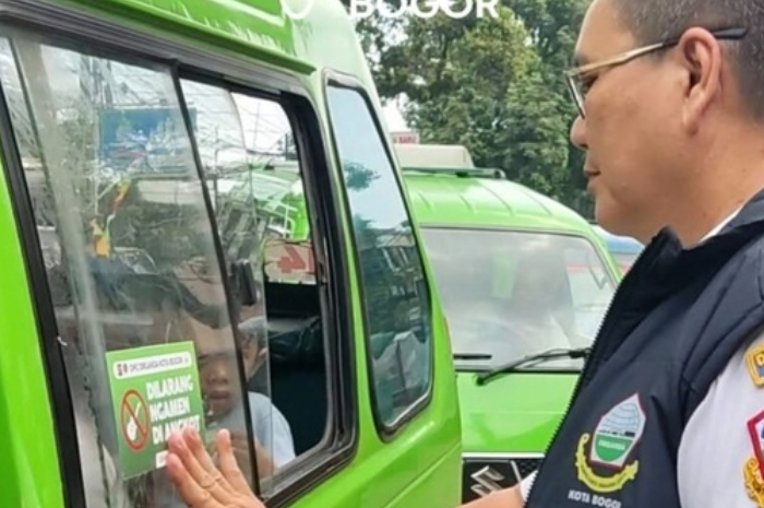 Stiker Dilarang Ngamen ditempel di Angkot Kota Bogor