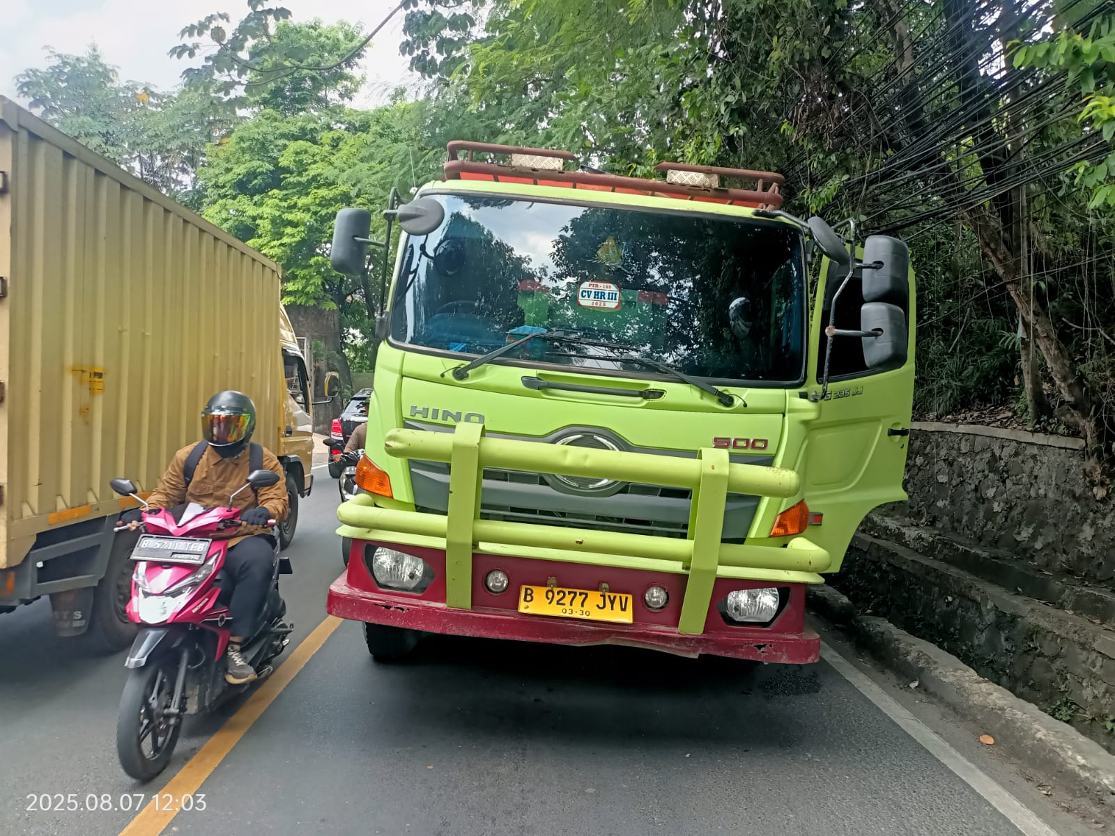 Petugas Satlantas Polres Metro Depok, mengatur lalulintas di lokasi truk mogok di Jalan Parung Bingung, Kecamatan Sawangan, Kamis&nbsp;7&nbsp;Agustus&nbsp;2025.
