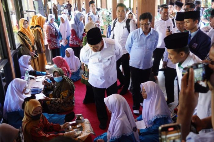 Wakil Menteri Agama Romo Syafii membuka cek kesehatan gratis di pesantren.