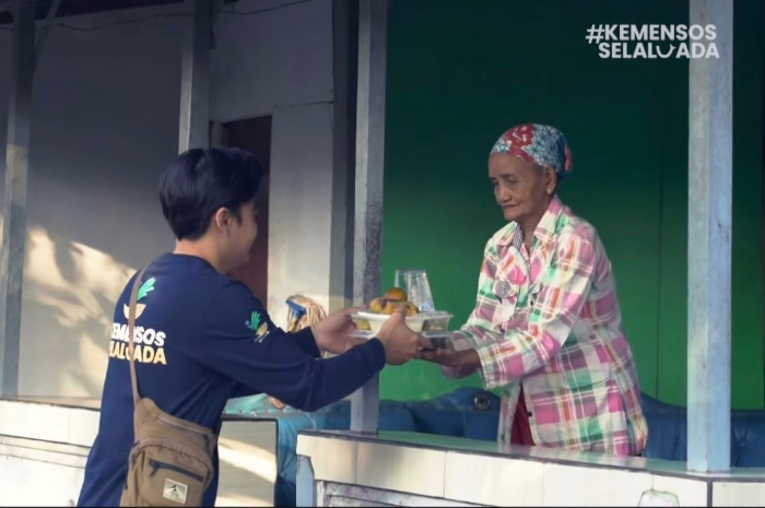 Ilustrasi: Masyarakat saat menerima bansos. Terdapat aturan terbaru pencairan PKH BPNT Tahap 3 2025.