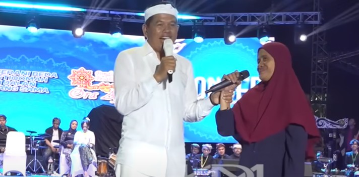Gubernur Jawa Barat Dedi Mulyadi mengungkapkan makna pengibaran bendera one piece di sejumlah lokasi