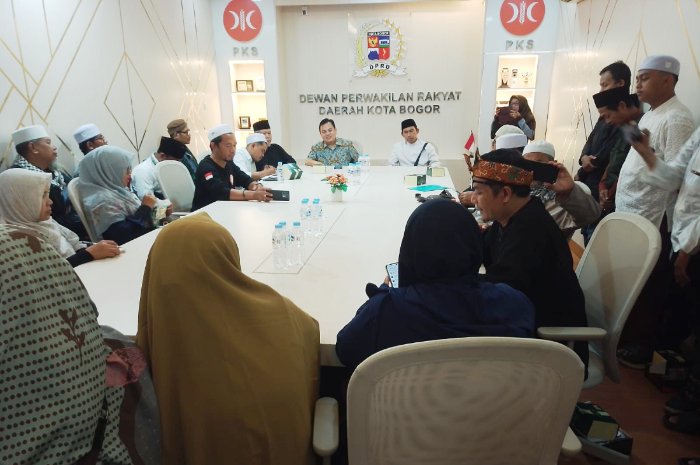 DPRD Kota Bogor saat menerima audiensi dengan Aliansi Ummat Islam Aswaja Kota Bogor. Dalam audensi itu, dewan diminta ikut mengawasi ormas yang meresahkan.