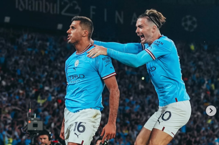 Rodri (kiri) -bersama Jack Grealish- sedang merayakan golnya ke gawang Inter Milan pada Final Liga Champions 2023 lalu. Rodri bakal mendapat kenaikan gaji fantastis di City.