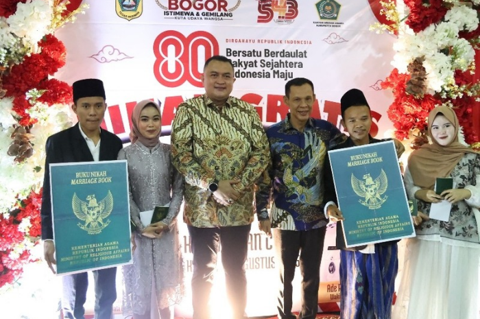 Bupati bersama Wakil Bupati Bogor menghadiri program nikah massal yang telah diselenggarakannya
