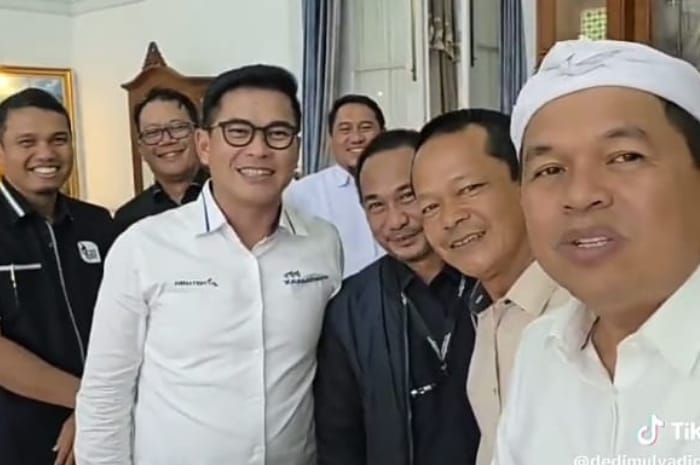 Gubernur Jawa Barat Dedi Mulyadi bersama jajaran PT Pertamina Persero Depo Cikampek
