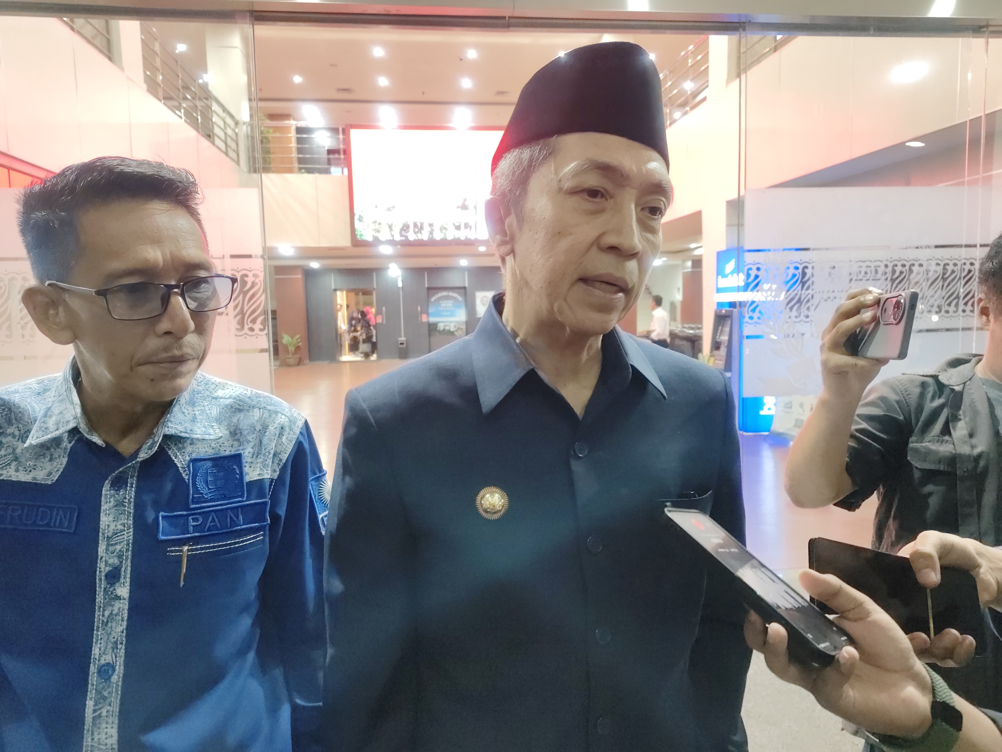 Wali Kota Bogor Dedie A Rachim saat memberikan keterangan soal sikap Pemkot terkait putusan PTUN Bandung yang menganulir pengangkatan Dewas PPJ.