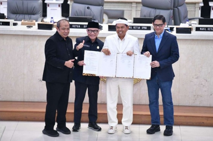 Gubernur Jawa Barat Dedi Mulyadi bersama DPRD.