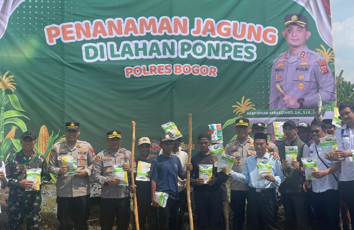 Polres Bogor saat melaksanakan penanaman jagung.