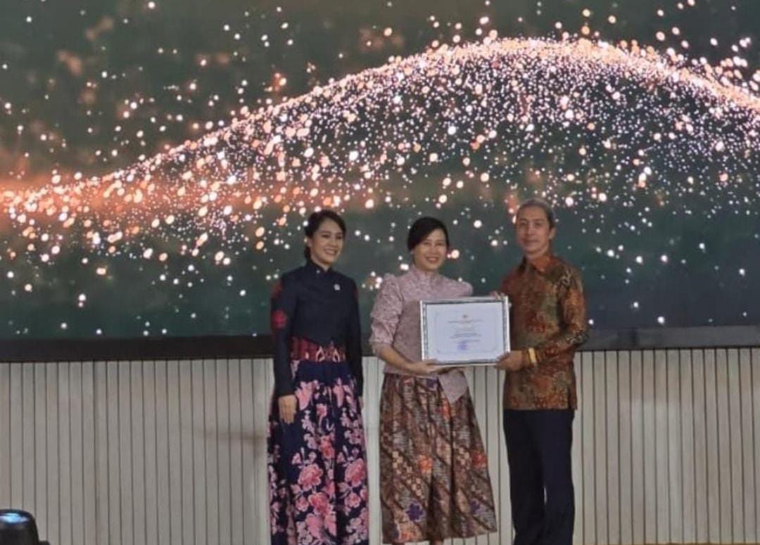 Wali Kota Bogor Dedie A Rachim (kanan) saat menerima penghargaan Kota Layak Anak dengan predikat Nindya.