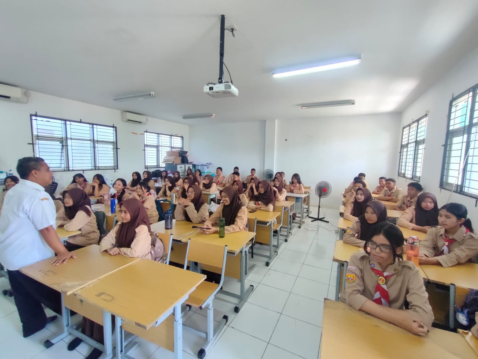 Siswa SMKN 3 Depok, saat mengikuti KBM di sekolahnya.