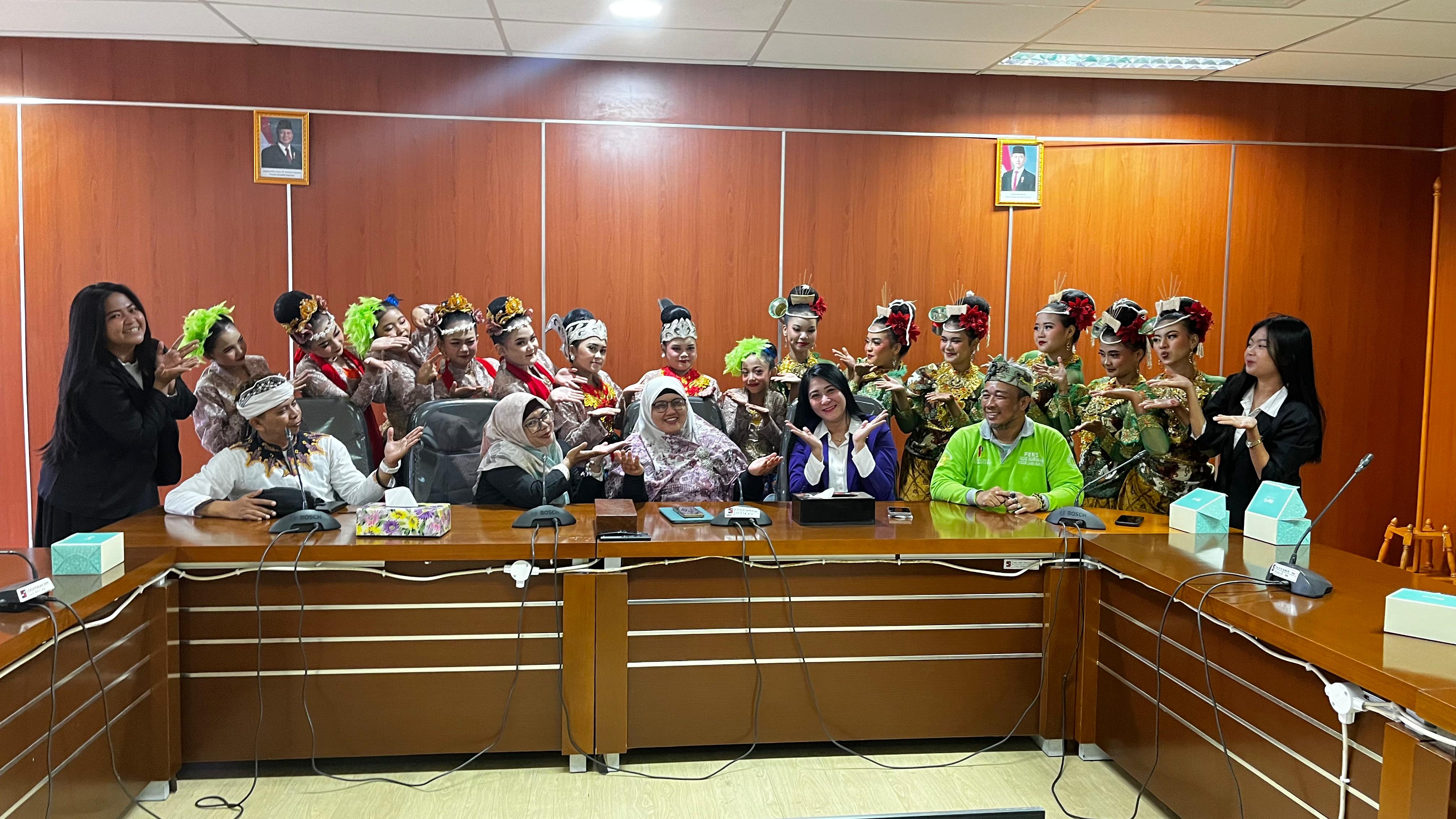 Wakil Ketua Komisi IV DPRD Kota Bogor, Rezky Kartika bersama anggota Endah Purwanti, menerima kunjungan tim tari dari Sanggar Andika.