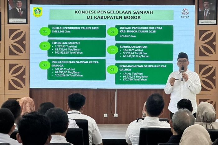Sekda Kabupaten Bogor saat menghadiri rapat koordinasi dan sosialisasi pengelolaan sampah