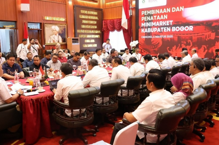 Suasana rapat untuk menciptakan iklim usaha yang adil antara toko modern dan Usaha Mikro, Kecil, dan Menengah (UMKM) lokal di Pendopo Bupati.