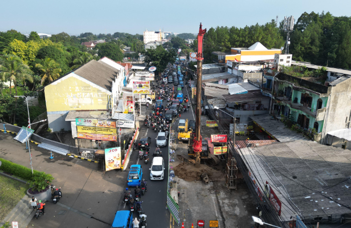 Pantauan udara arus lalu lintas di lokasi revitalisasi Jembatan Cibalok, Jalan Raya Tajur Bogor.