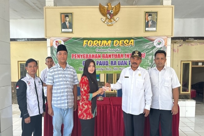 Salah satu guru PAUD yang terima insentif.