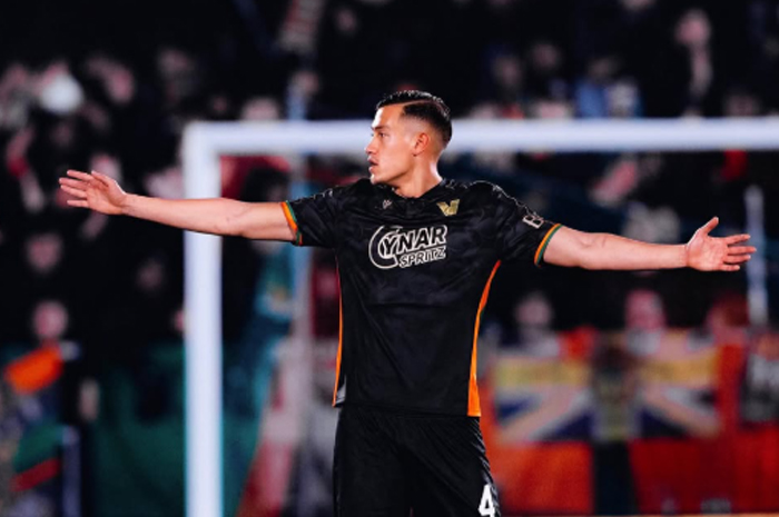 Jay Idzes dalam sebuah laga bersama Venezia musim lalu. Kapten Timnas Indonesia ini disebut bakal segera diresmikan sebagai pemain anyar Sassuolo.