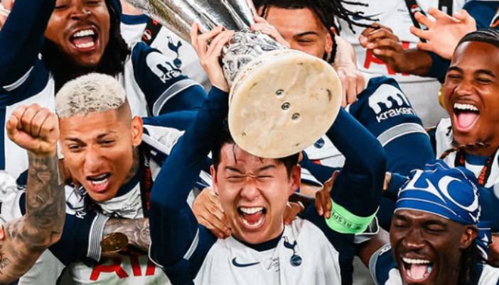 Son Heung Min saat merayakan raihan gelar bersama teman satu tim di Spurs
