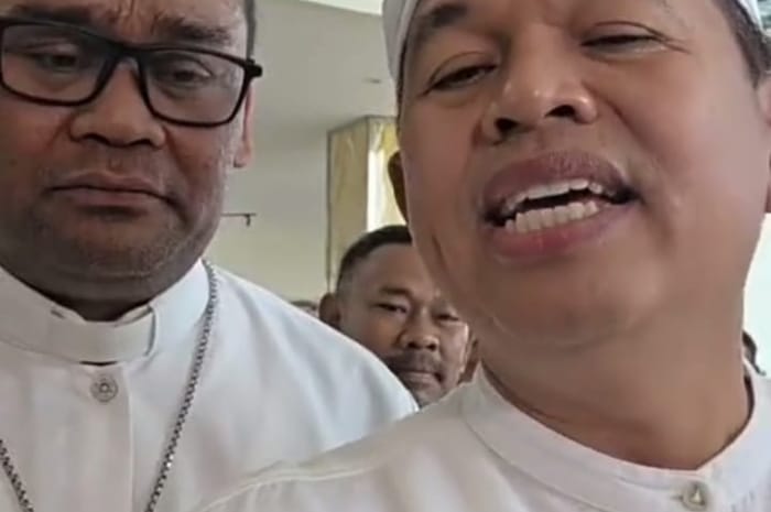 Gubernur Jawa Barat Dedi Mulyadi bersama pendeta di Cianjur.