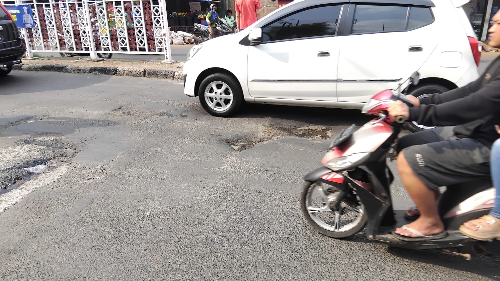 Kondisi Jalan Raya Mayor Oking Jaya Atmaja depan Pasar Cibinong, Kabupaten Bogor, yang berlubang meski baru beberapa hari diperbaiki.
