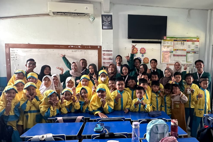 Mahasiswa UIKA melaksanakan KKN di SDIT Ar-Rohmaniyah di Kota Bogor.