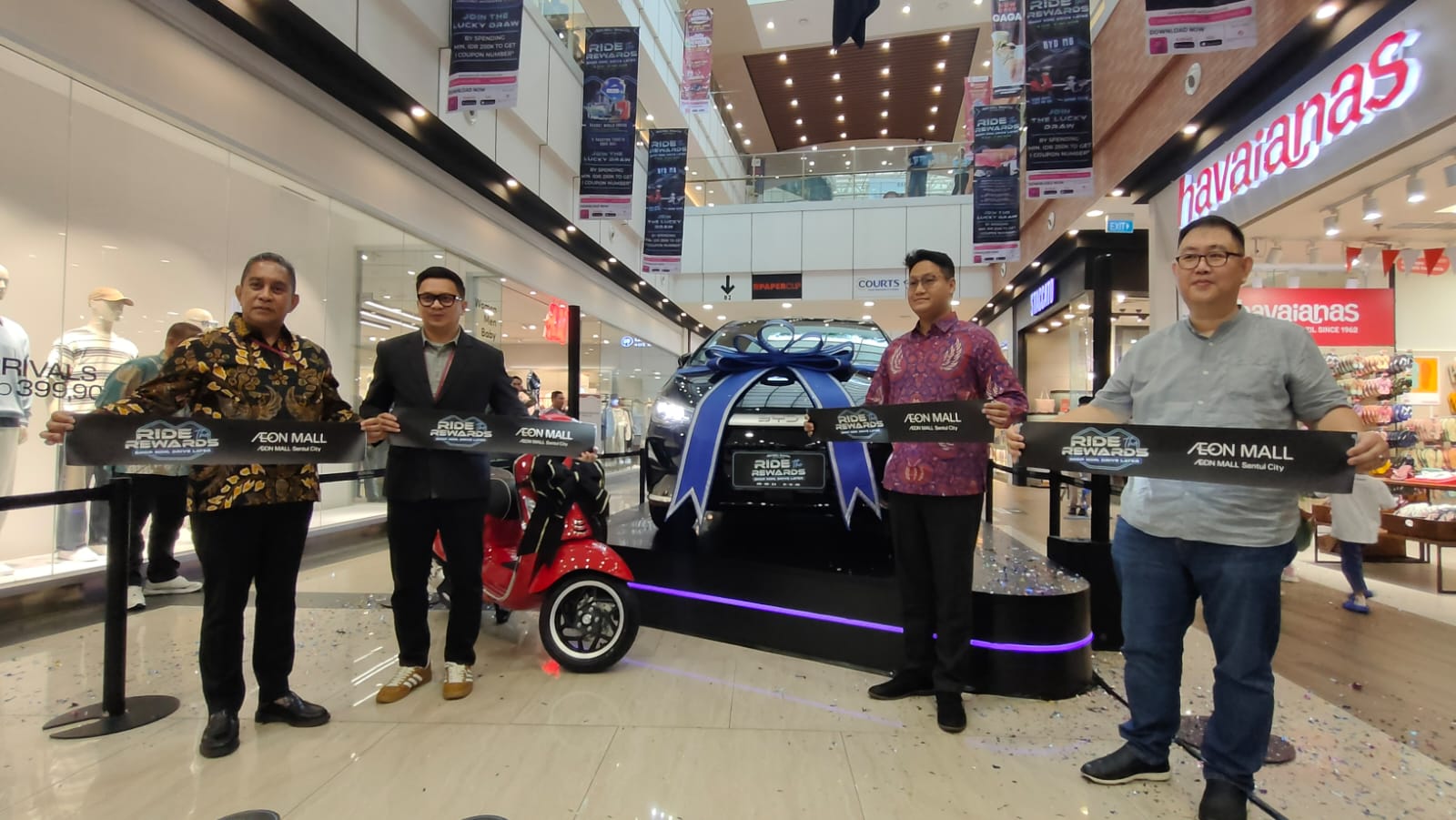 AEON MALL Sentul City menggelar shopping program &ldquo;RIDE THE REWARDS&rdquo; yang memiliki total 27 macam hadiah fantastis dengan GRAND PRIZE 1 unit mobil listrik BYD M6.