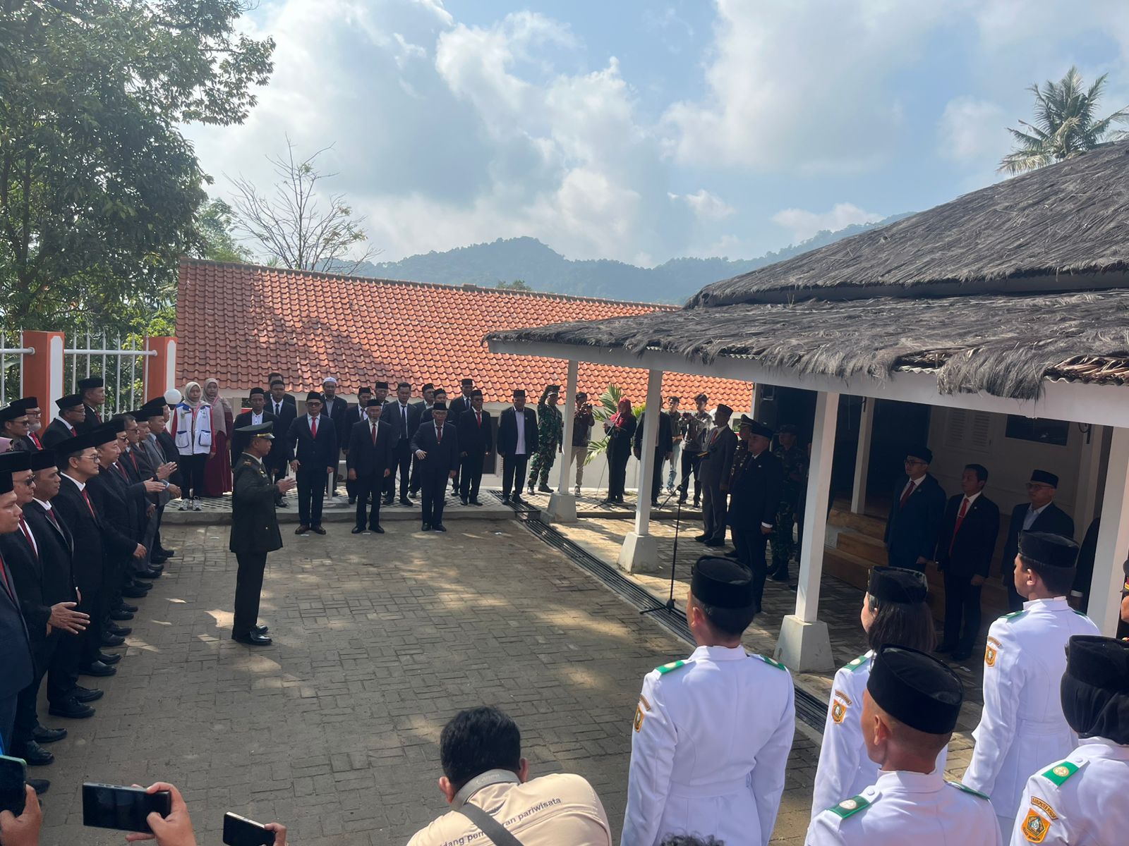 Bupati Bogor, Rudy Susmanto melakukan Kirab Bendera Pusaka Merah Putih di Desa Malasari, Nanggung,&nbsp;Sabtu&nbsp;9 Agustus 2025.